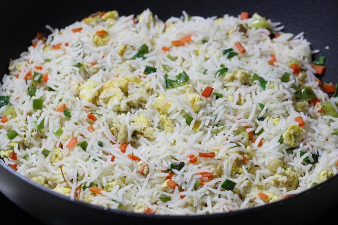 http://indianhealthyrecipes.com/wp-content/uploads/2014/10/egg-fried-rice-recipe-10.jpg