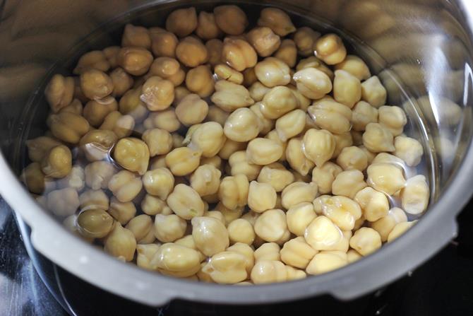 Dry chana  stir fried chickpeas    Swasthi s Recipes - 17