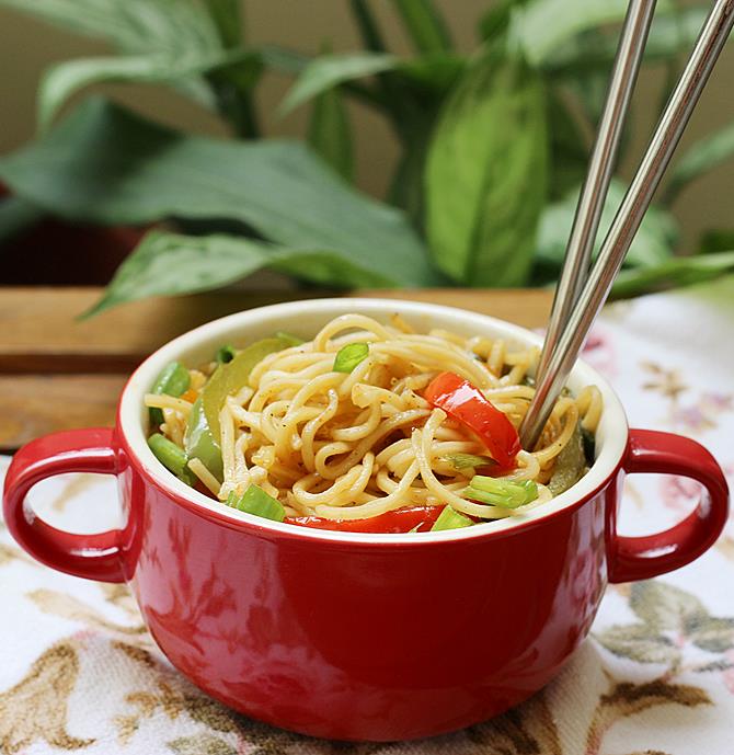 Hakka noodles recipe | How to make hakka noodles | Chinese noodles