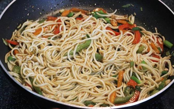 Hakka noodles recipe | How to make hakka noodles | Chinese ...