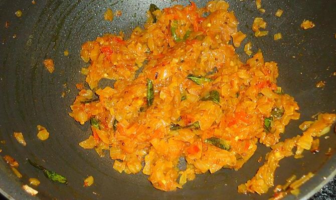 addition of tomatoes to make ridge gourd curry step 2