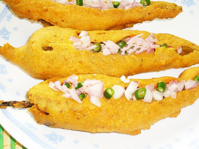 Mirchi bajji recipe | Mirapakaya bajji | How to make mirchi bajji recipe