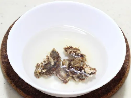 soaking tamarind in hot water