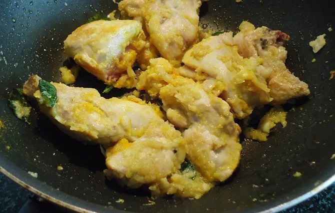 frying chicken with turmeric in oil