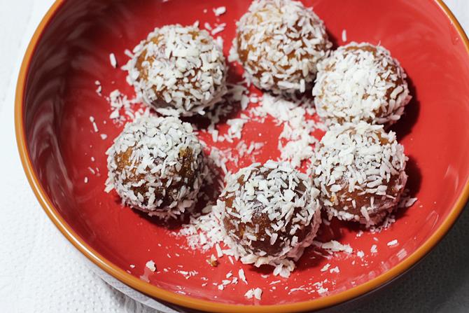 coconut coated dry gulab jamun