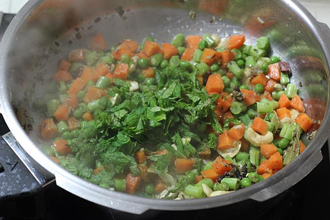 addition of mint leaves for vegetable pualo recipe