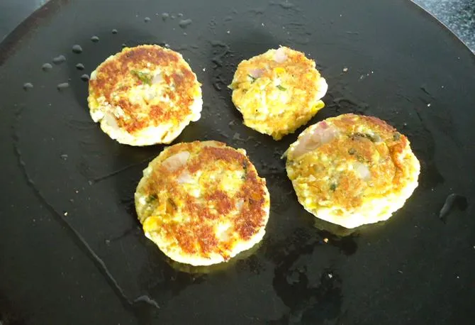frying patties on a tawa to make paneer cutlet