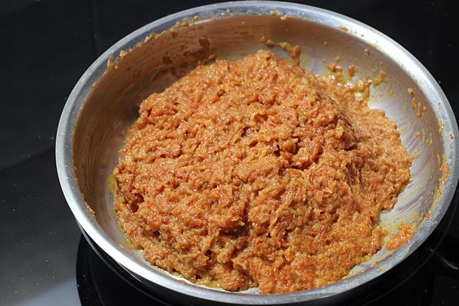 Carrot Halwa Recipe   Gajar ka Halwa   Swasthi s Recipes - 33