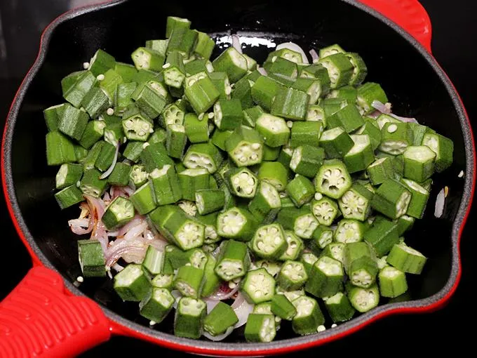 Adding ladies finger to the pan