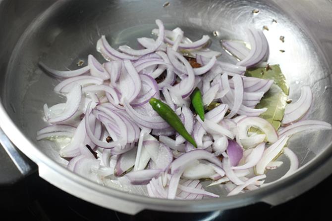 adição de cebolas à receita de paneer pulao