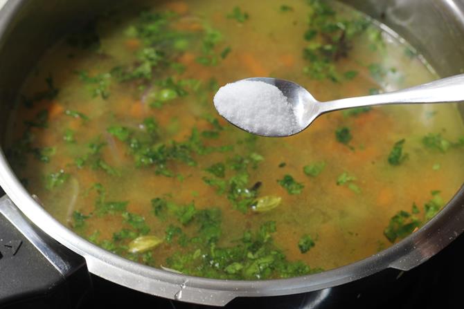 adición de agua salada en la receta de paneer pulao