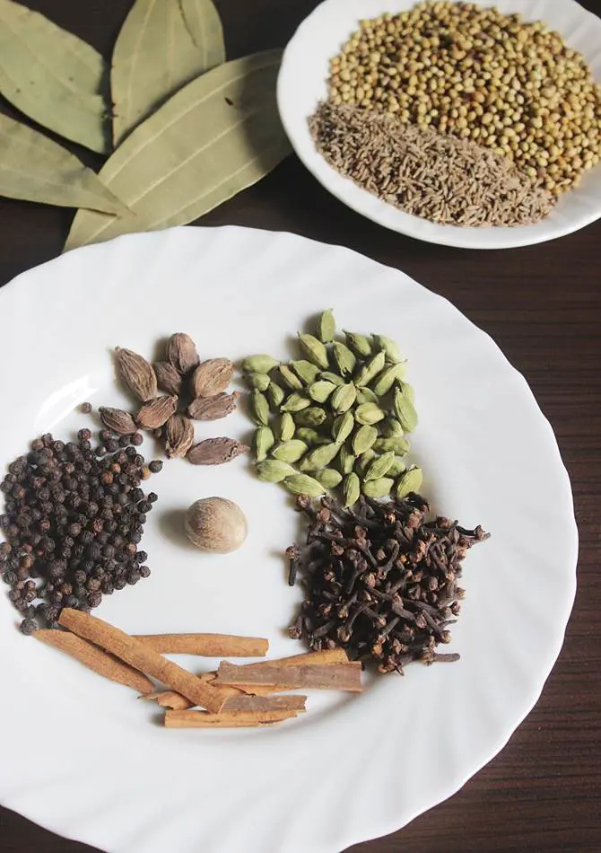 Indian garam masala powder and whole ingredients spices for curry Photos