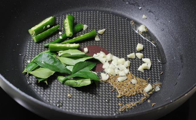 seasoning with curry leaves