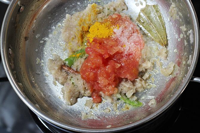 cooking tomatoes for simple chicken curry recipe