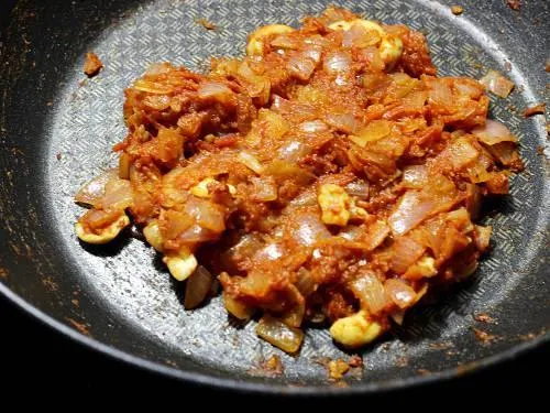 saute onion tomato masala