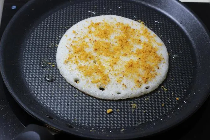 sprinkling oil for making atukula dosa