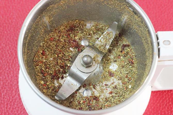 Gemalen specerijen in een blender om masala vada te maken