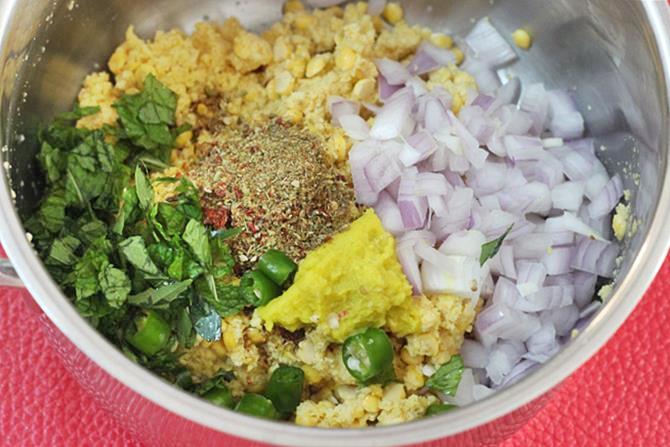 añadir cebollas chiles hierbas para hacer masala vada