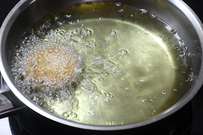 friture en profondeur du chana dal jusqu'à ce qu'il soit doré