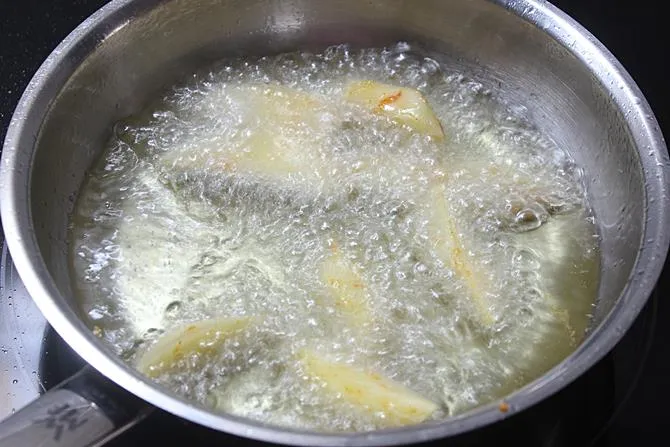 deep frying aloo to make chilli potato