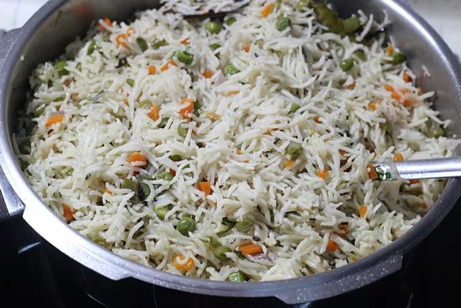 Garnish vegetable pulao made in cooker