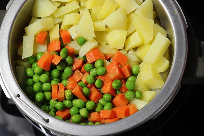 steaming carrots peas for bread roll recipe