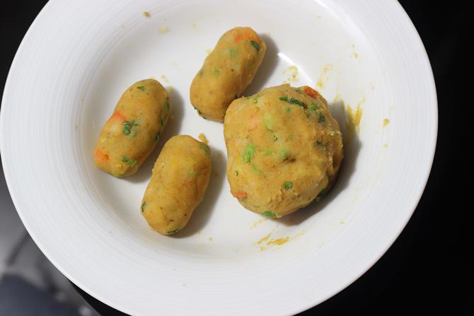 shaping the stuffing for bread roll recipe