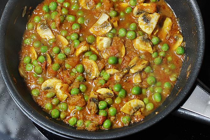 mushroom and green peas curry