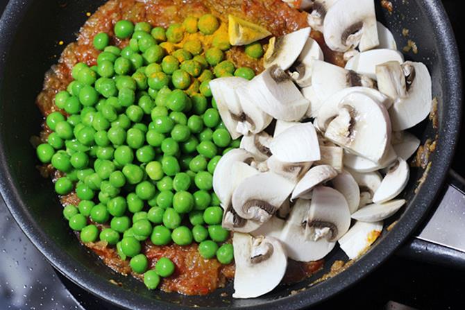 mushroom and green peas curry