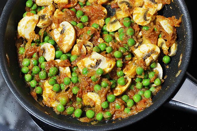 mushroom and green peas curry