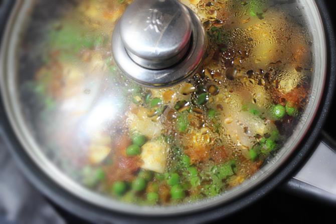 slow cooking peas mushroom curry