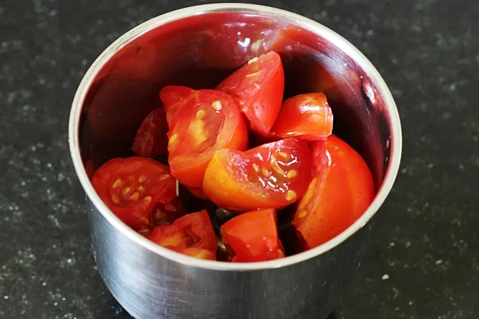 blending ripe tomatoes for anda curry recipe
