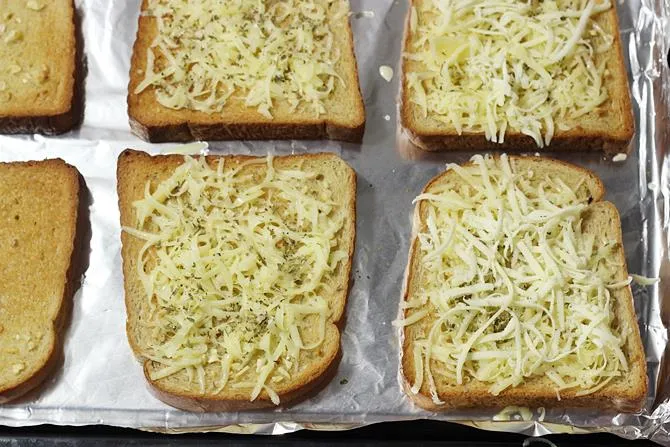 baking garlic cheese bread in oven
