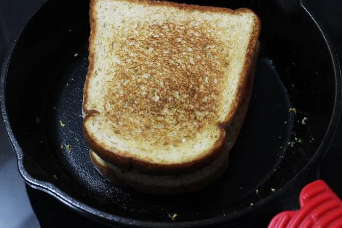 toasting paneer bhurji sandwich