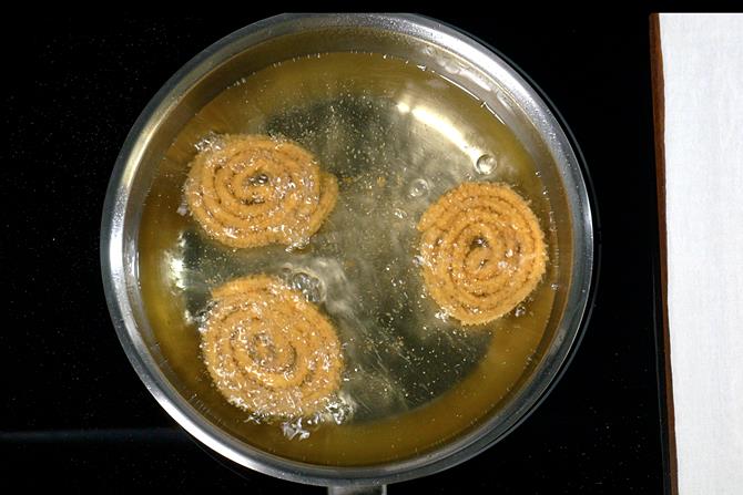 Chakli Recipe  Chakralu Recipe    Swasthi s Recipes - 94