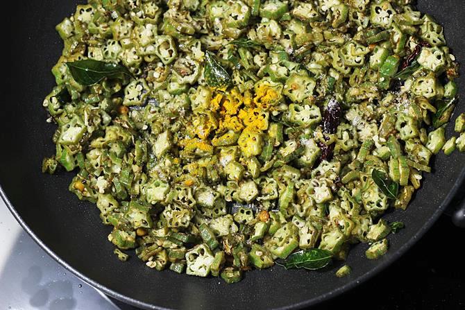 Salz hinzufügen, um vendakkai poriyal Rezept zu machen