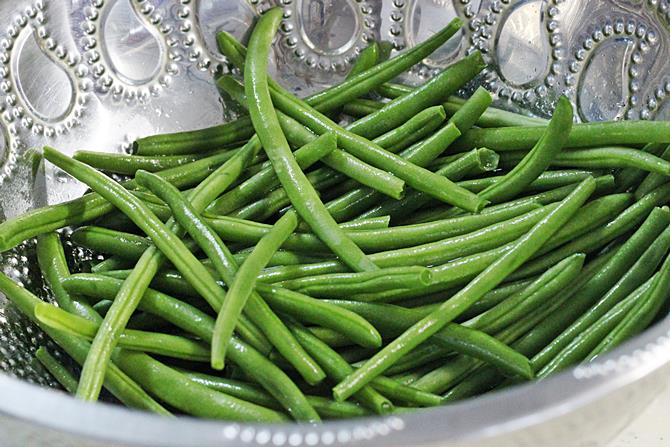 rinsing french beans to make poriyal