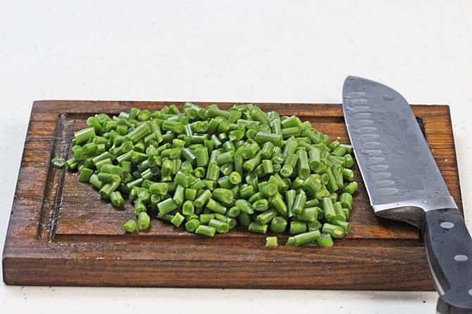 chopped french beans to make poriyal