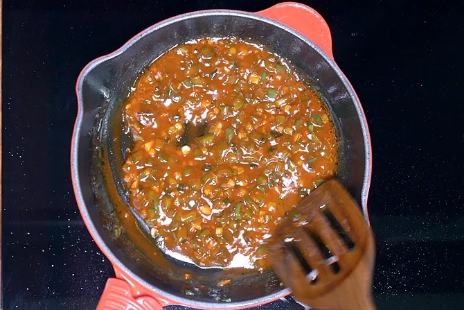 Pour water to make manchurian sauce