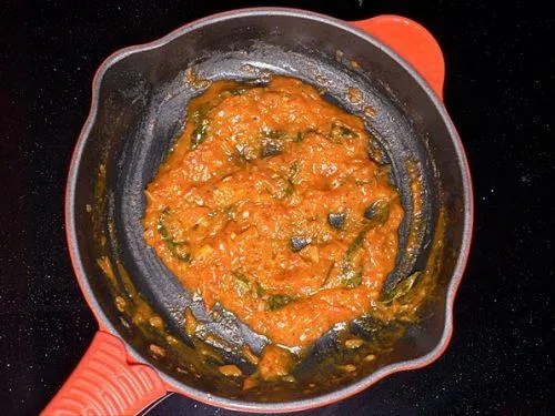 cooking onion tomato masala for bread upma
