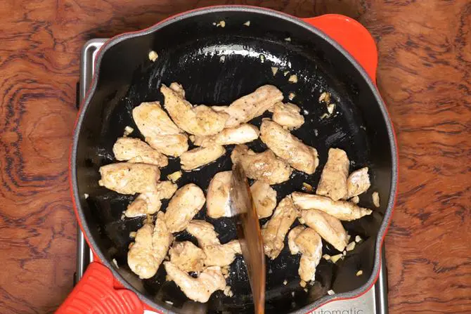 https://www.indianhealthyrecipes.com/wp-content/uploads/2017/11/chicken-noodles-recipe-07.jpg.webp