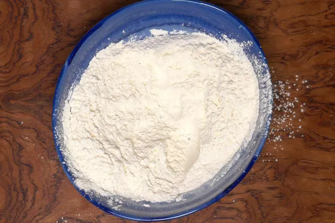 flour to make tutti frutti cake