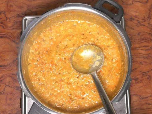 mixing masoor dal with tempering