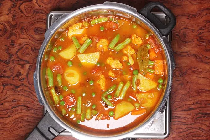 bring water to a boil to make tehari recipe