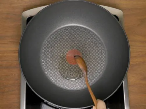 pouring oil to pan to make bhindi masala