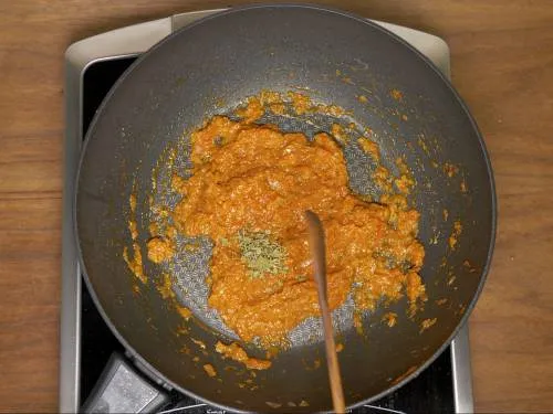 adding kasuri methi to make bhindi masala