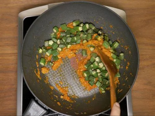 adding fried bhindi