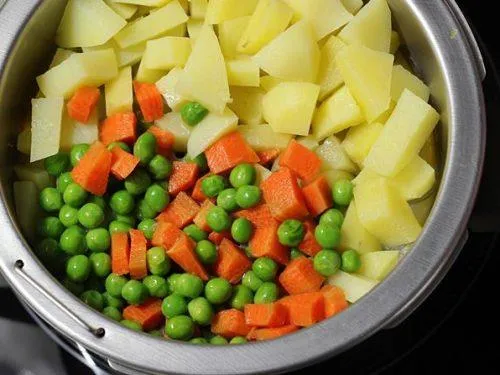 steaming carrots peas
