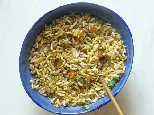 mixing bhel puri with chutney