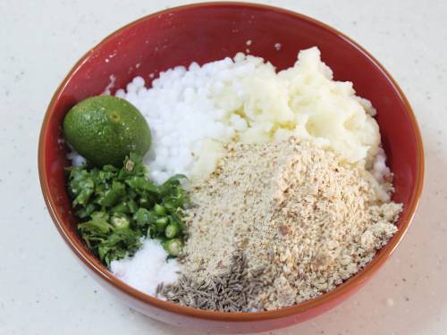 la mezcla de los ingredientes para sabudana vada